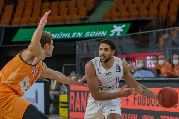 字母哥利拉德合砍63分 公鹿力挫黄蜂取四连胜.